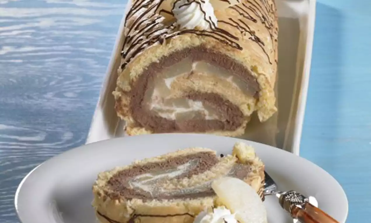 Biskuitrolle mit goldgelber Teighülle, gefüllt mit weißer und brauner Creme, garniert mit Birnenspalten, Sahnetupfen und Schokodrizzle auf Teller