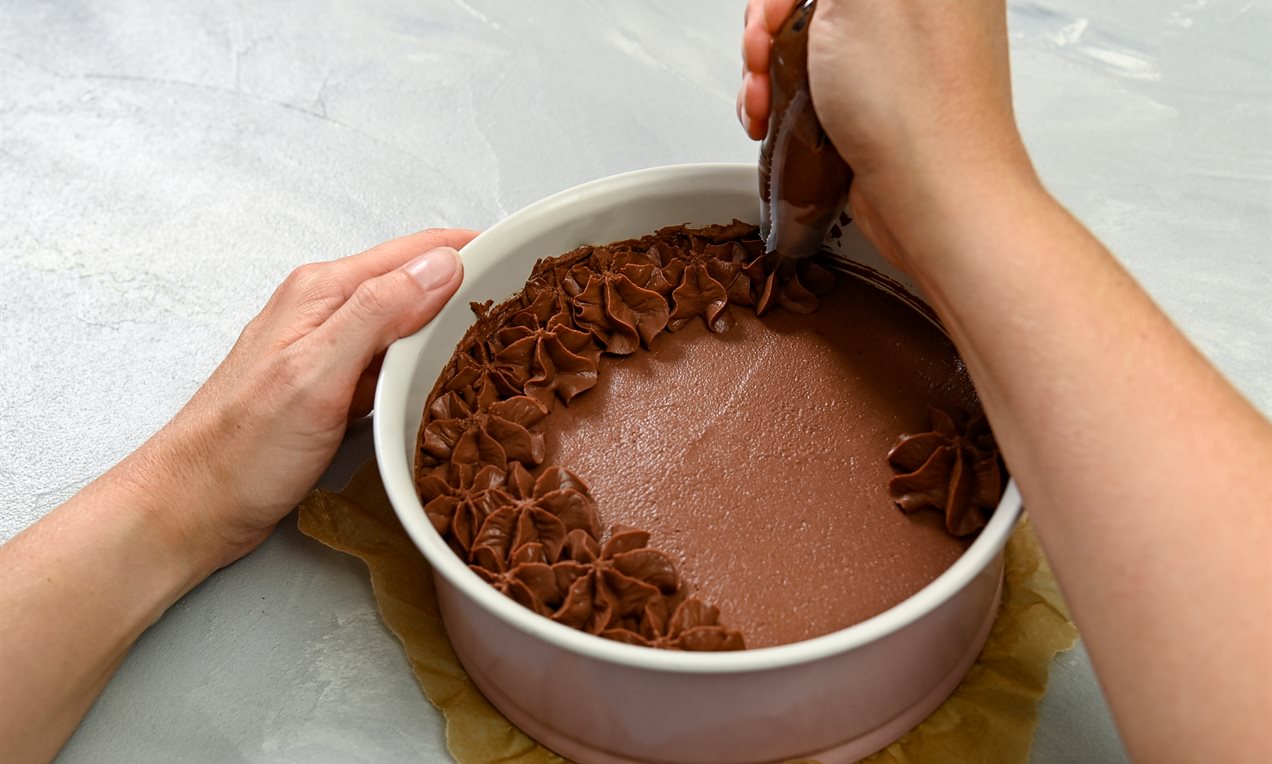 Picture - Vegan chocolate mousse birthday cake​ - Step 3: Decoration