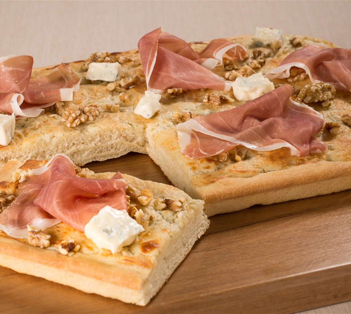 Ricetta Focaccia farcita con prosciutto crudo, e noci